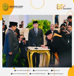 SUHARTO UCAP SUMPAH JABATAN SEBAGAI WAKIL KETUA MA BIDANG YUDISIAL DI HADAPAN PRESIDEN